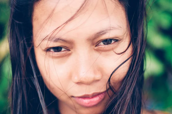 Retrato natural de bela jovem nativa mulher asiática sorrindo — Fotografia de Stock