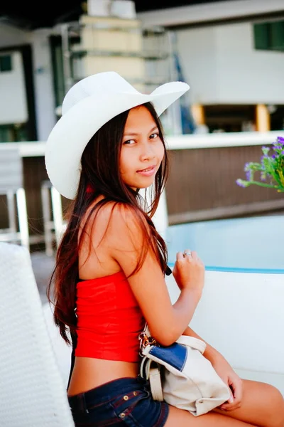 帽子ビーチ リゾート、夏の休暇を手に笑顔の美しい若い女性 — ストック写真