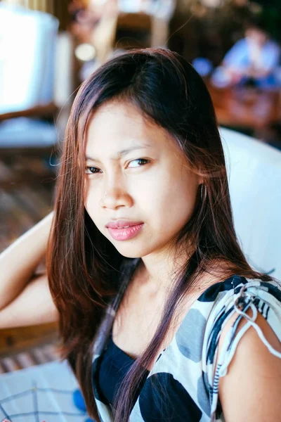 Genç Asyalı kız gülümseyen güzel portresi — Stok fotoğraf