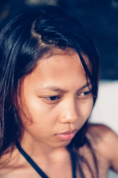 Ritratto naturale di bella giovane donna asiatica nativa — Foto Stock