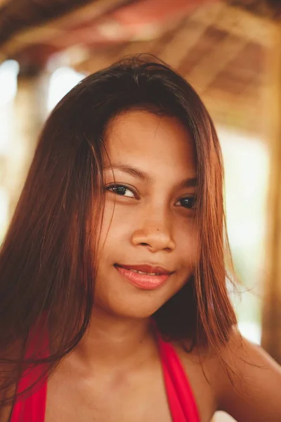 若いアジアの女の子笑顔の美しい肖像画 — ストック写真