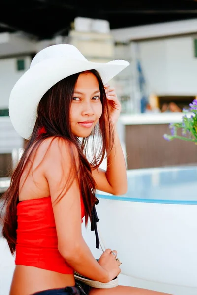 Mulher bonita sorrindo com o chapéu no resort de praia, férias de verão — Fotografia de Stock