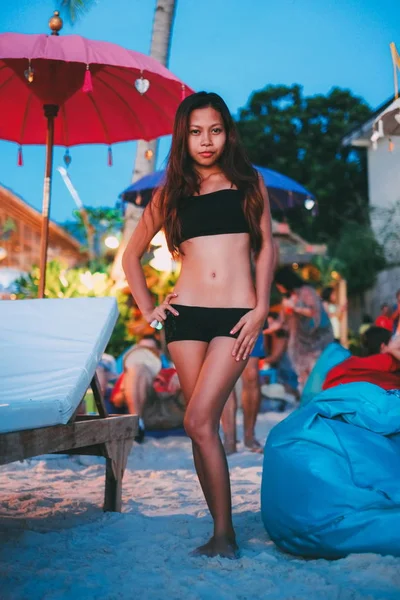 휴가 아시아에서 해변에서 파티를 데 아름 다운 아시아 여자 — 스톡 사진