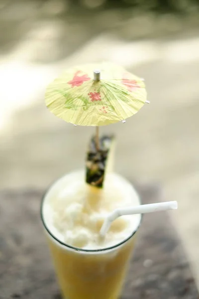 Verse en verfrissende koude ananassap, voor hete zomer — Stockfoto
