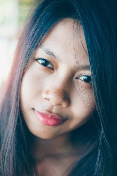 Hermoso Retrato de joven asiática sonriendo — Foto de Stock