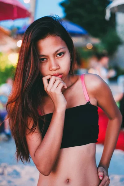 Азиатская девушка, отдыхающая на пляже, улыбается — стоковое фото