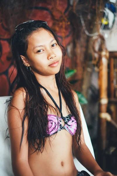 Портрет красивой молодой женщины в купальнике в солнечных очках летом на пляже — стоковое фото