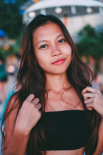 Азиатская девушка, отдыхающая на пляже, улыбается — стоковое фото