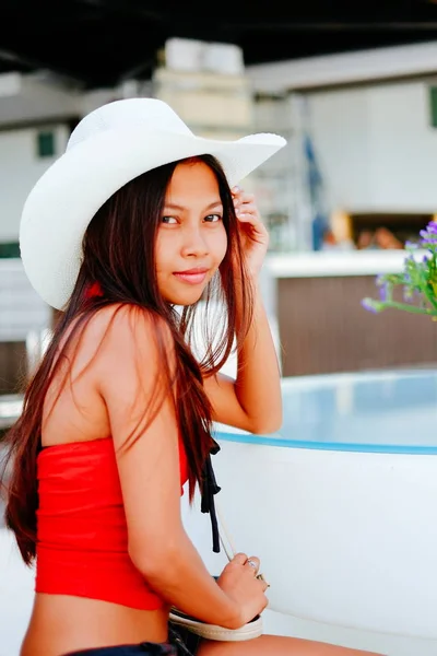 Bella giovane donna sorridente con il cappello sulla località balneare, vacanza estiva — Foto Stock