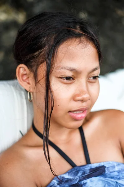 Naturliga porträtt av vackra unga infödda aviär kvinna under sommaren på stranden — Stockfoto