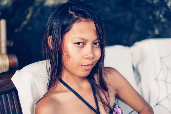 夏のビーチで水着の美しい若い女性の肖像画 — ストック写真