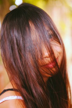 Doğal portre, gülümseyen yüzünde saçlı Asyalı kız. Yerel Asya Güzeli. Yerel Asya peopple