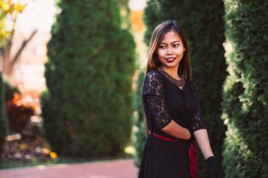 Güzel kız siyah vintage elbise ve el eldiven. Retro elbiseli kadın. Retro moda. Kırmızı dudaklar