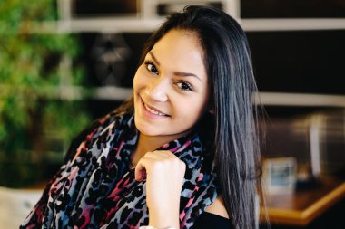 Kafede genç rüya kız portresi. Güzel kız kahvehane ve görünüyor, gülümseyen, kız el yüz yanında oturuyor