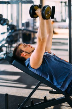 yakışıklı delikanlı dumbbells bir fitness spor salonu ile çalışma dışarı