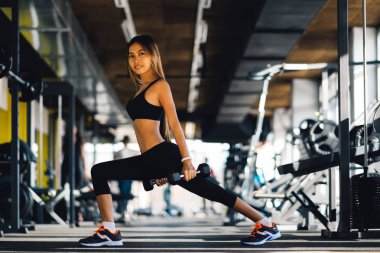 Güzel fitness kadın halter kaldırma. Spor salonunda egzersiz fitness sportif kız