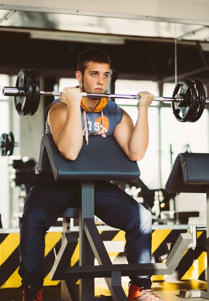 Fitness férfi súlyzó edzőteremben gyakorlása. Fitness ember deadlift. Sport- és fitness - egészséges életmód fogalma. — Stock Fotó