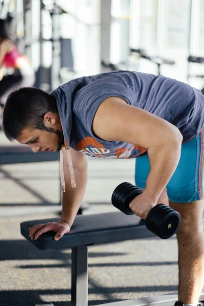 Fiatal jóképű férfi dolgozik súlyzók, fitnesz-kondi terem — Stock Fotó