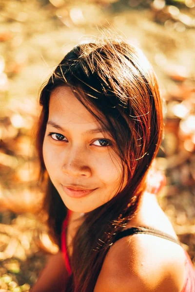 自然肖像画、笑っているアジアの女の子。ネイティブ アジアの美しさ。ローカル アジア peopple — ストック写真