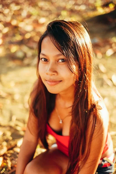 自然的肖像，亚洲女孩微笑。原产亚洲的美。当地的亚洲人民 — 图库照片