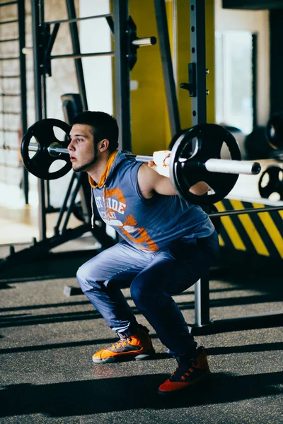 Treningsmann som trener med barbell i gymsalen. Treningsmann frivakt. Sport og trening - begrep om sunn livsstil . – stockfoto