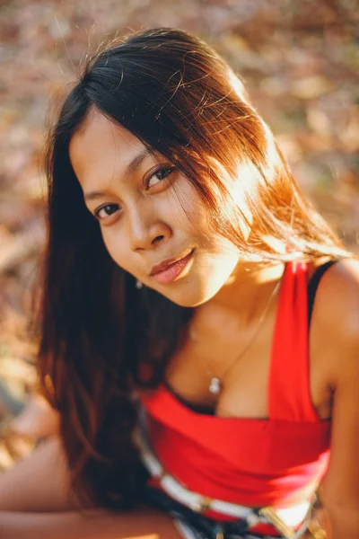 Retrato natural, menina asiática sorrindo. Beleza nativa asiática. População asiática local — Fotografia de Stock