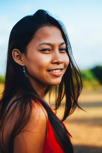 Retrato natural, menina asiática sorrindo. Beleza nativa asiática. População asiática local — Fotografia de Stock