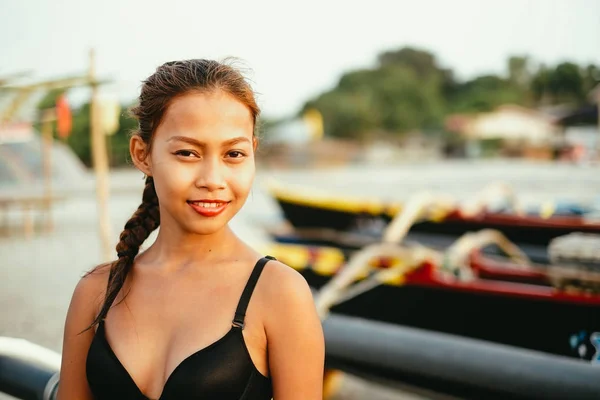 해변, 로컬 비치 섬에 여름 동안 소녀에서 아름 다운 네이티브 아시아 소녀 — 스톡 사진