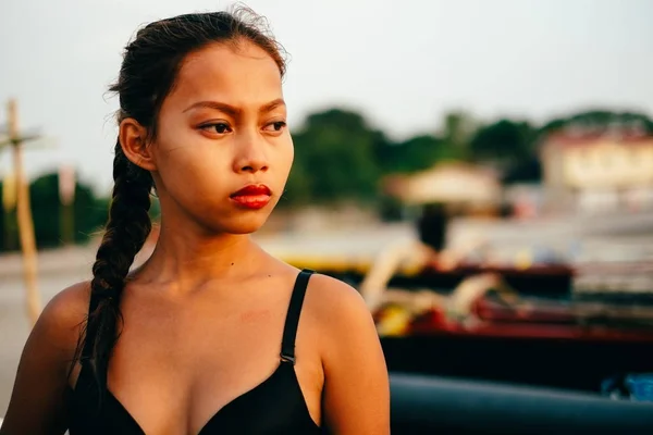 Güzel yerli Asyalı kız sahilde, yerel plaja adada yaz aylarında kız — Stok fotoğraf