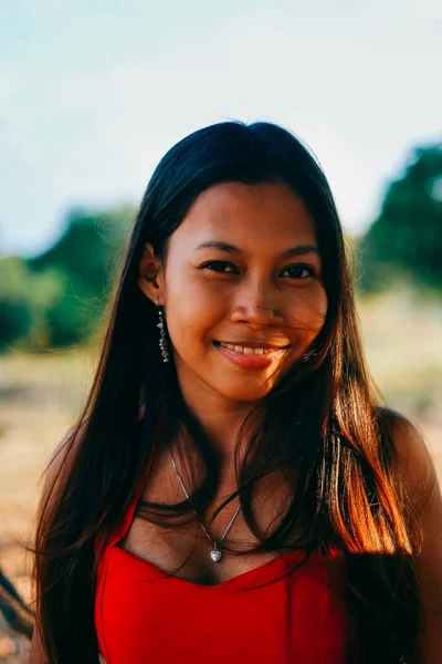 自然肖像画、笑っているアジアの女の子。ネイティブ アジアの美しさ。ローカル アジア peopple — ストック写真