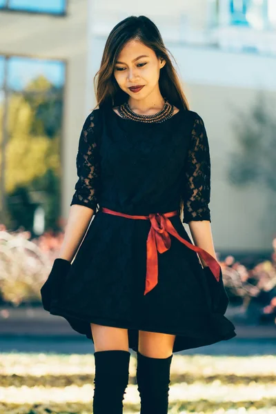 Menina bonita em vestido vintage preto e luva de mão. Mulher de vestido retrô. Moda retrô. Lábios vermelhos — Fotografia de Stock