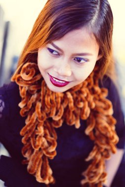 Kahverengi eşarp bankta oturan ile siyah elbiseli genç güzel kız