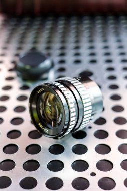  Metalik arka plan üzerinde Vintage manuel fotoğraf kamera lens 
