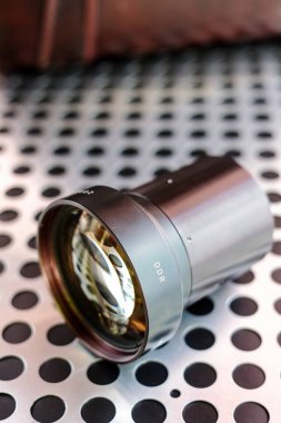 Vintage profesyonel projeksiyon film objektif Metalik arka plan üzerinde 