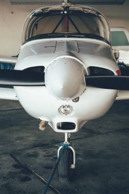 Modern beyaz Ultra hafif spor uçak hangarda