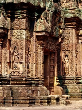 Angkor Wat - güzel oymalar, bas kabartmaları Banteay Srei Tapınağı
