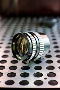  Metalik arka plan üzerinde Vintage manuel fotoğraf kamera lens 
