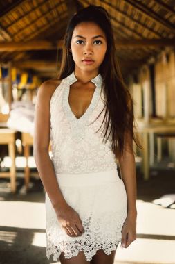 Seksi güzel Asyalı kız yaz tatil portresi