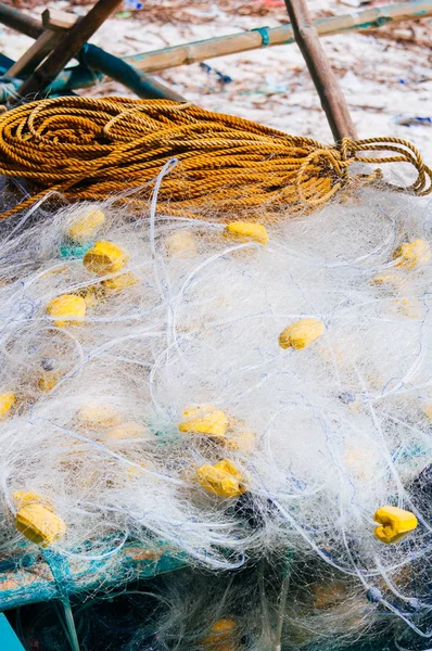 Vit fisknät i blå båten på stranden — Stockfoto