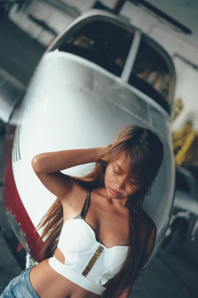 現代の航空機と飛行機の格納庫で美しい女性の肖像画 — ストック写真