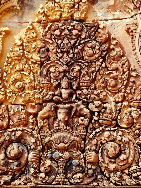 Angkor Wat - belas esculturas, baixos relevos de Banteay Srei Temple — Fotografia de Stock