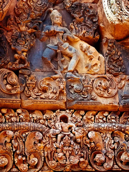 Angkor Wat - Hermosas tallas, bajorrelieves del templo de Banteay Srei —  Fotos de Stock