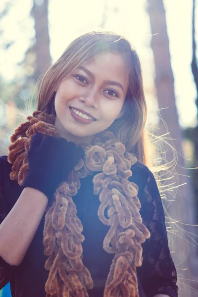 Retrato de jovem mulher bonita no parque com bom sol da manhã — Fotografia de Stock