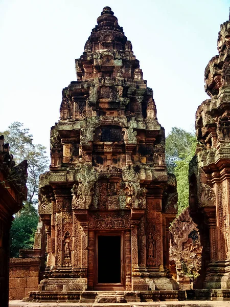 Angkor Wat - prachtige houtsnijwerk, bas-reliëfs van de tempel van Banteay Srei — Stockfoto