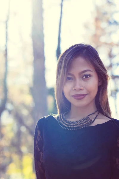 Retrato de jovem mulher bonita no parque com luz do sol agradável — Fotografia de Stock