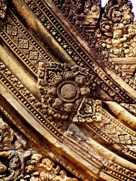 吴哥窟-漂亮的雕刻，浮雕的班迭王宫庙 — 图库照片