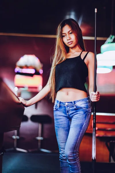 Joven hermosa chica en un club de billar, con palo de señal posando — Foto de Stock