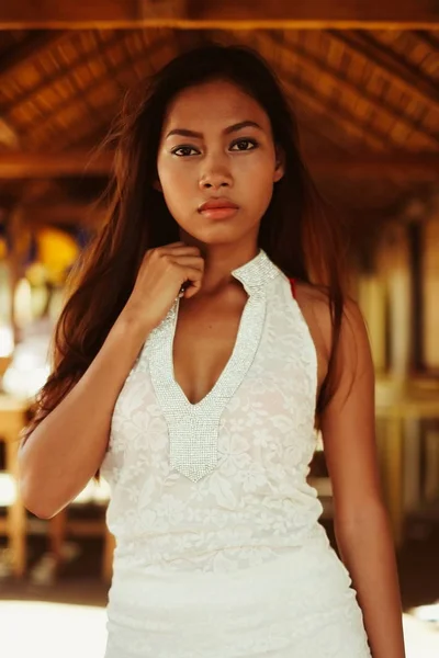 夏休みに美しいアジアの女の子のセクシーな肖像画 — ストック写真