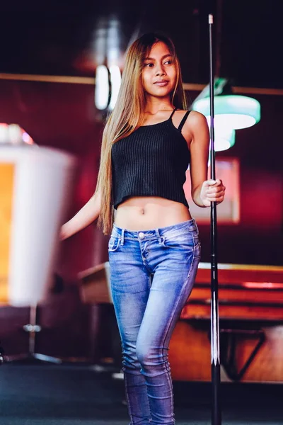 एक बिलियर्ड क्लब में युवा सुंदर लड़की, क्यू स्टिक पोज़िंग के साथ — स्टॉक फ़ोटो, इमेज
