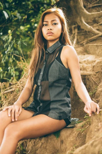 Joven sexy, hermosa chica asiática sentada en la colina — Foto de Stock